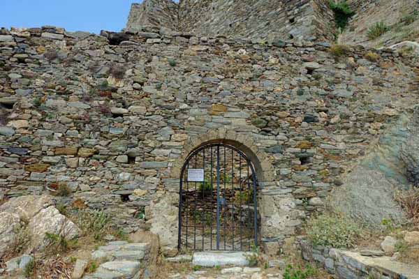 Castello Rosso Tor zur Burg